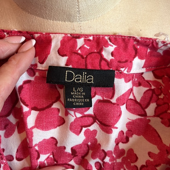 Fun cotton tunic. Hot pink and white with nice embroidered detail. - Picture 4 of 4